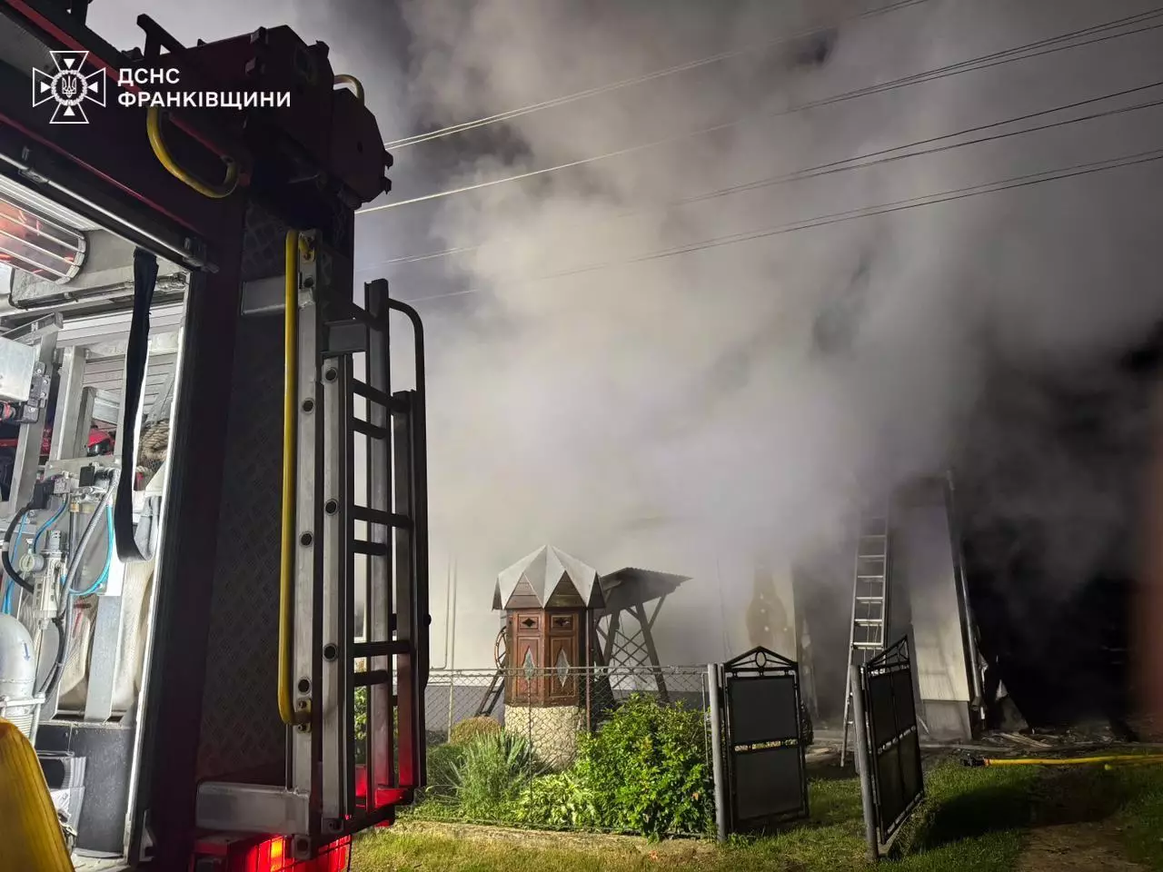 У Надвірнянському районі горів житловий будинок (ФОТО З МІСЦЯ)