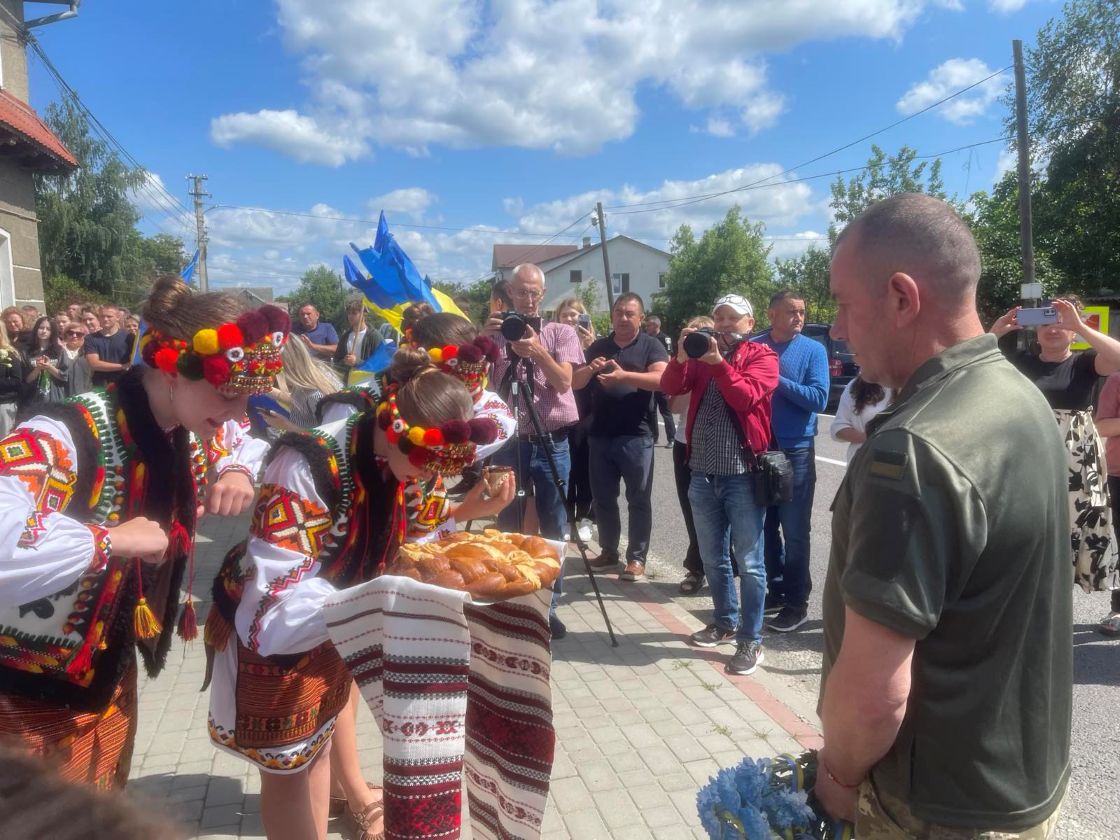 Делятинська громада зустріла воїна, який повернувся з російського полону (ФОТО)