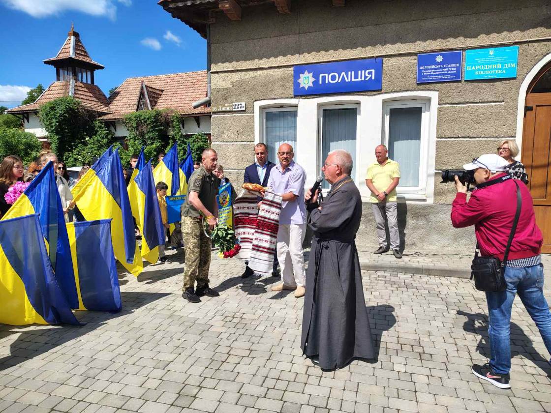 Делятинська громада зустріла воїна, який повернувся з російського полону (ФОТО)
