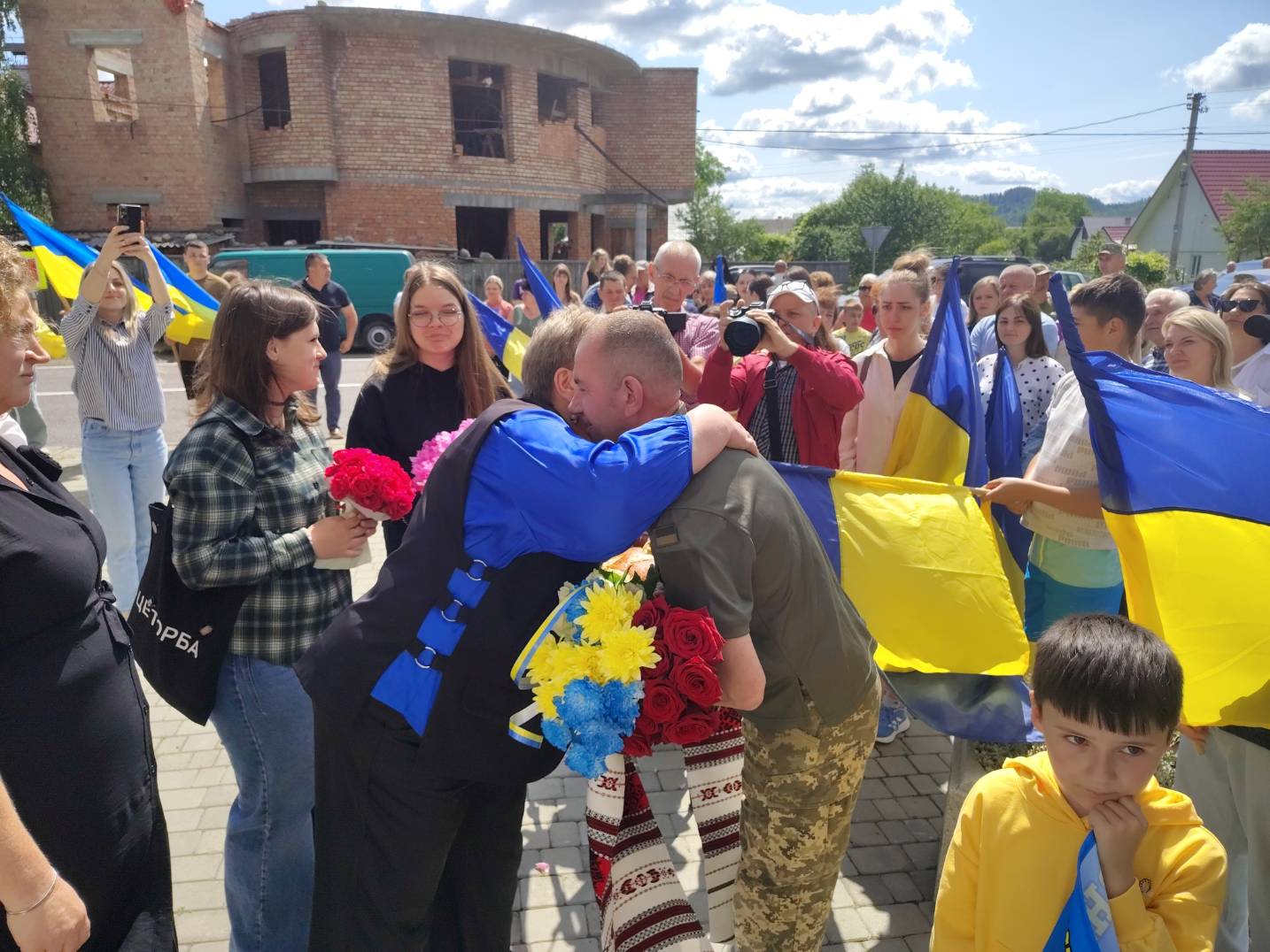 Делятинська громада зустріла воїна, який повернувся з російського полону (ФОТО)