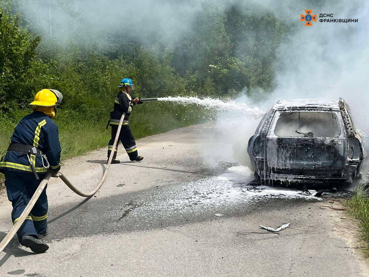 У Надвірнянському районі горів легковик (ФОТО З МІСЦЯ)