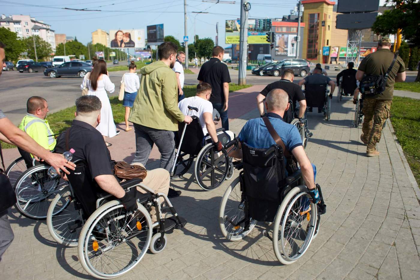 Марцінків із ветеранами “протестував” доступний маршрут на вулиці Вовчинецькій (ФОТО)