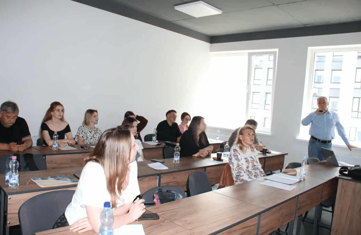 «Вони — частина соціуму»: у Франківську вчили, як говорити з ветеранами
