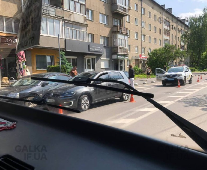 В Івано-Франківську п’яний водій врізався в припарковані авто