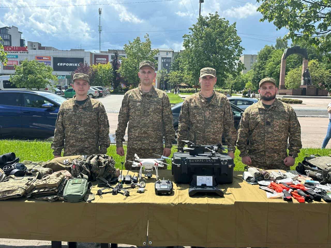 У Долині на святі “Діти України” малюків розважали нацгвардійці 50 полку (ФОТО)