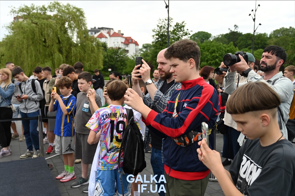 У Франківськ привезли “Золоті мʼячі” Блохіна, Бєланова та Шевченка: де їх побачити? (ФОТО)