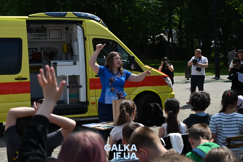 Освітній пікнік біля озера: франківських школярів вчили, як діяти під час надзвичайних ситуацій (ФОТО)