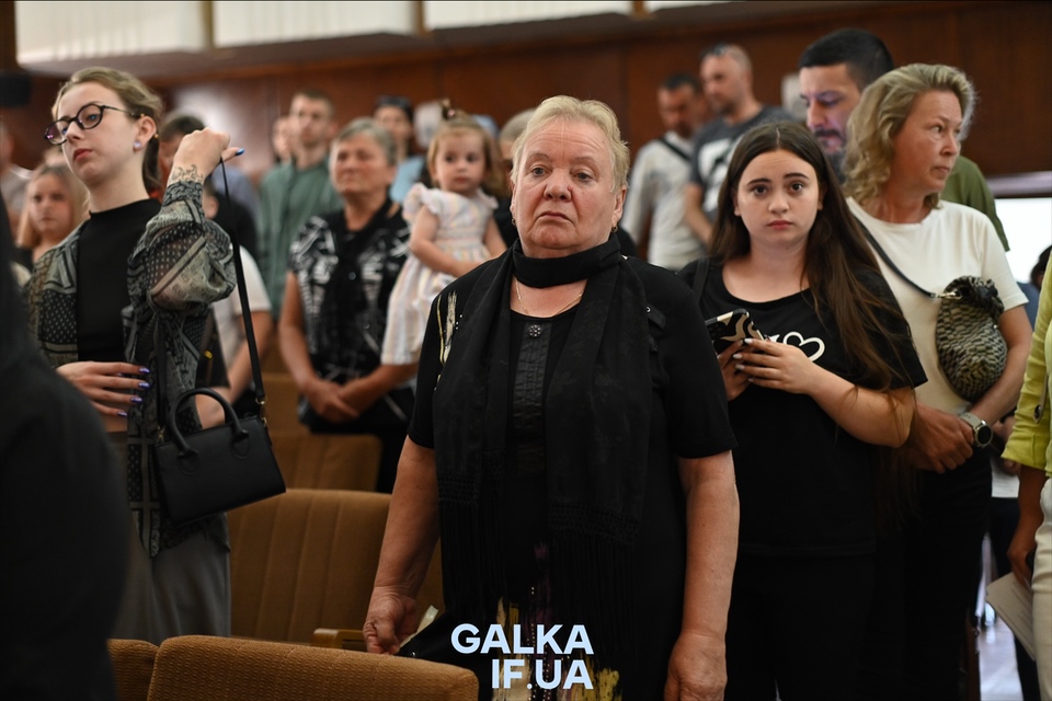 У Франківську полеглим воїнам присвоїли звання “Почесний громадянин”, їхнім рідним вручили відзнаки (ФОТО)
