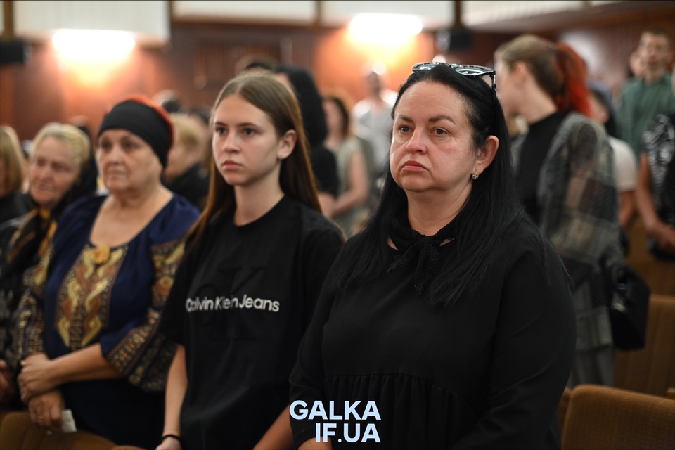 У Франківську полеглим воїнам присвоїли звання “Почесний громадянин”, їхнім рідним вручили відзнаки (ФОТО)
