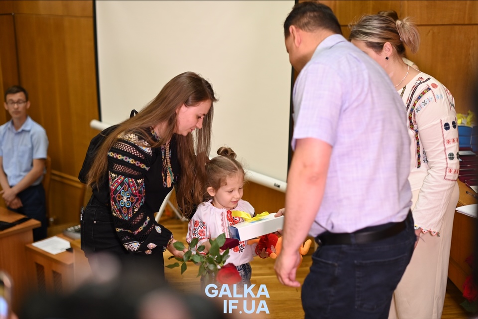 У Франківську полеглим воїнам присвоїли звання “Почесний громадянин”, їхнім рідним вручили відзнаки (ФОТО)