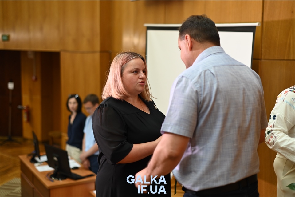 У Франківську полеглим воїнам присвоїли звання “Почесний громадянин”, їхнім рідним вручили відзнаки (ФОТО)