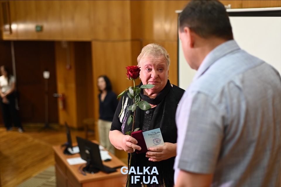 У Франківську полеглим воїнам присвоїли звання “Почесний громадянин”, їхнім рідним вручили відзнаки (ФОТО)