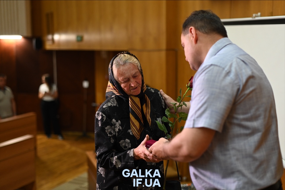 У Франківську полеглим воїнам присвоїли звання “Почесний громадянин”, їхнім рідним вручили відзнаки (ФОТО)