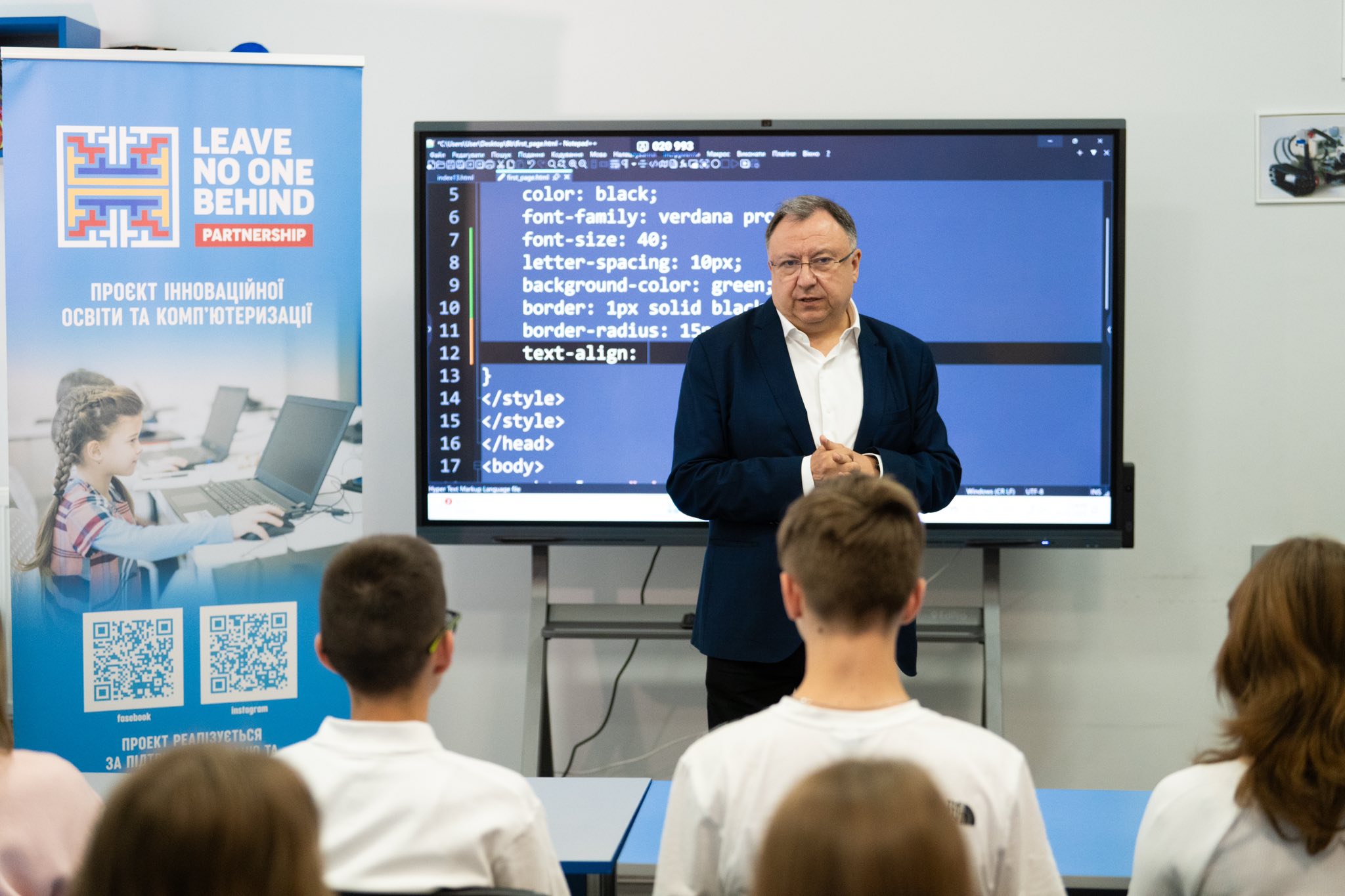 Франківські школи отримали нову техніку завдяки мільйонній інвестиції Тайваню (ФОТО)