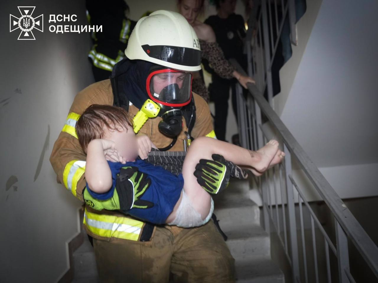 росіяни вдарили по багатоповерхівці в Одесі: загинуло подружжя, серед постраждалих — трирічний малюк (ФОТО, ВІДЕО)