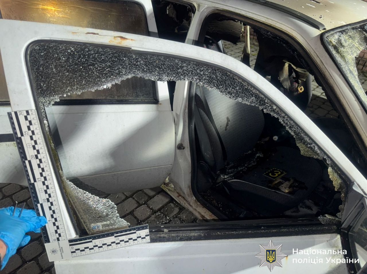 У Надвірній серед міста підпалили автівку: палія затримали (ФОТО)