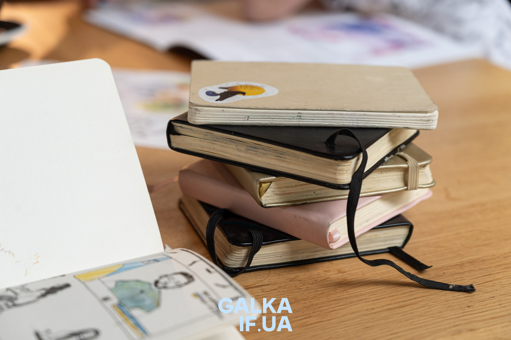 «Родина пов’язана кров’ю, а ми — маркерами»: як франківська спільнота Urban Sketchers малює, дружить і надихається містом (ФОТО)