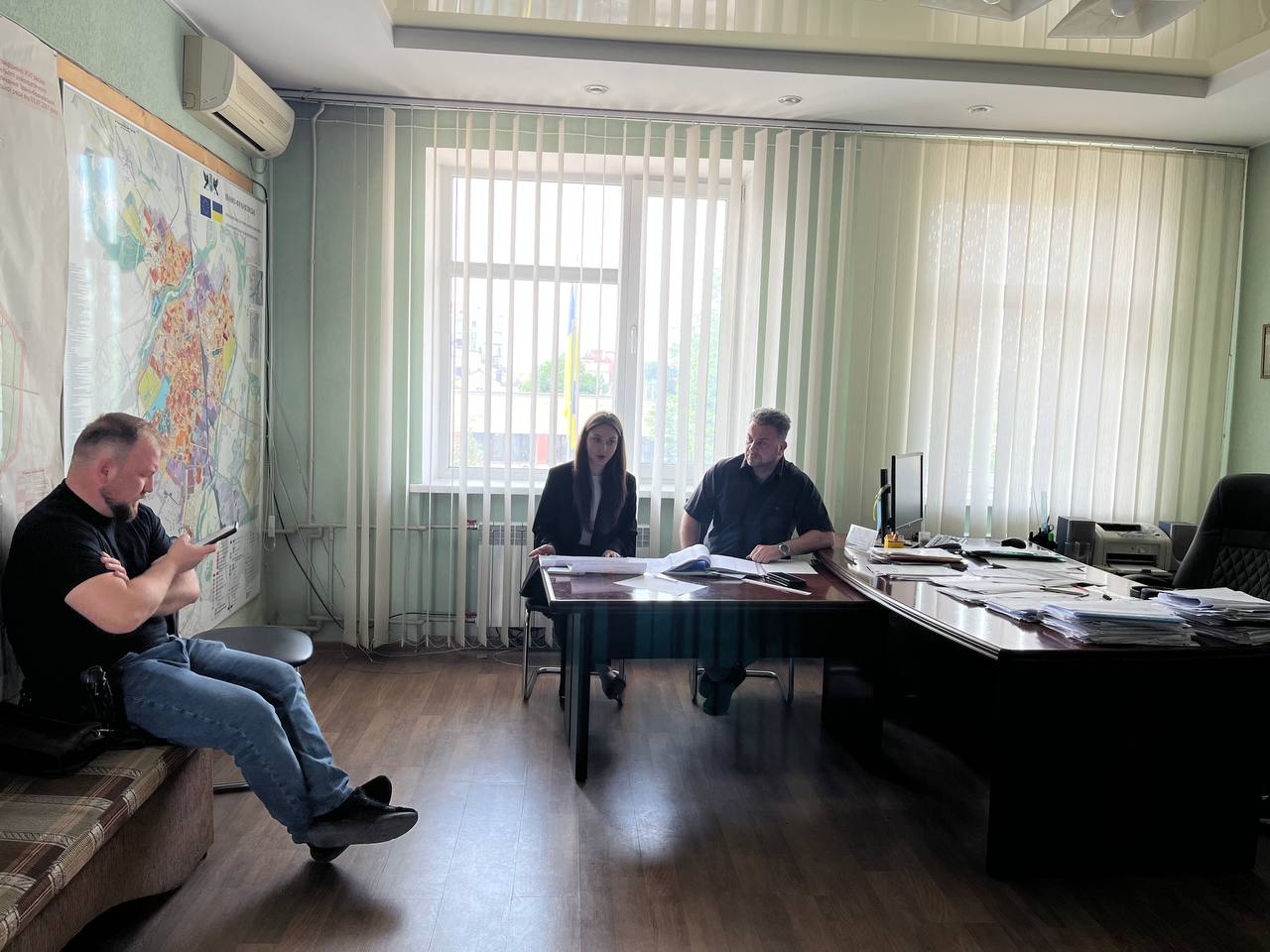 Нова забудова біля залізничного вокзалу: франківці на громадських слуханнях скаржилася на перекриття проїзду та ігнорування реальних меж