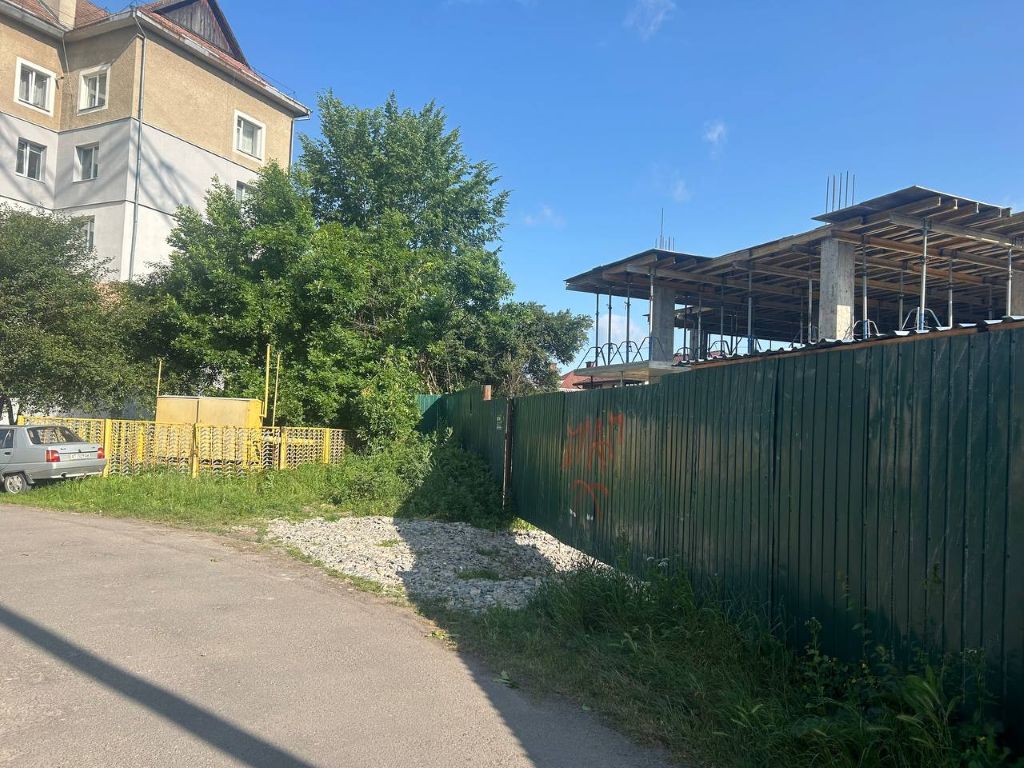 Нова забудова біля залізничного вокзалу: франківці на громадських слуханнях скаржилася на перекриття проїзду та ігнорування реальних меж