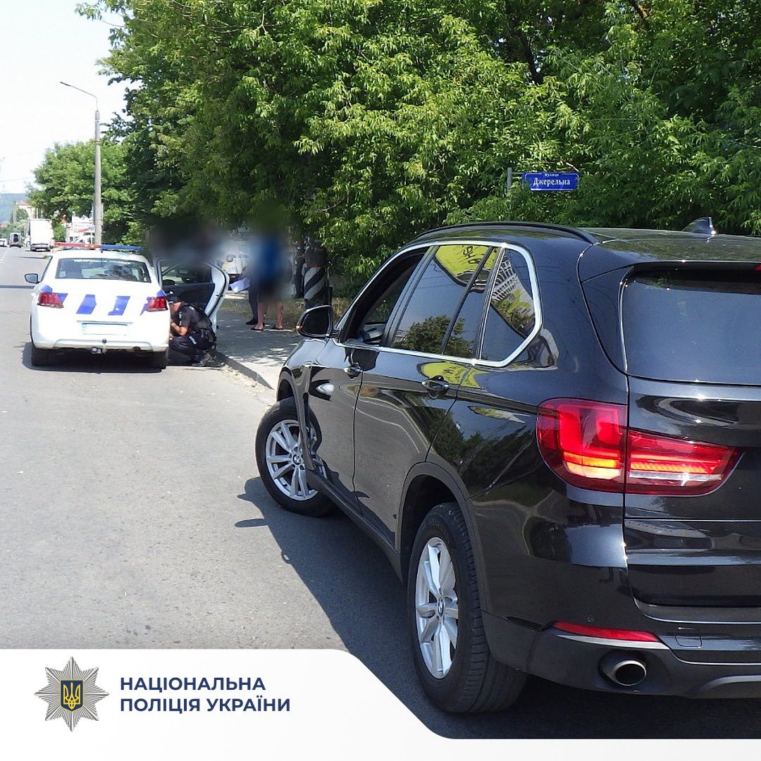 На Франківщині п’яний водій BMW намагався підкупити патрульних доларами та гривнями — поліція (ФОТО)