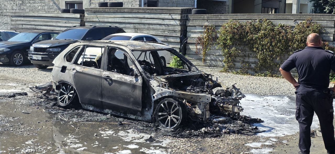 У Франківську палаюча BMW заїхала на СТО: згоріла вщент (ФОТО, ВІДЕО)