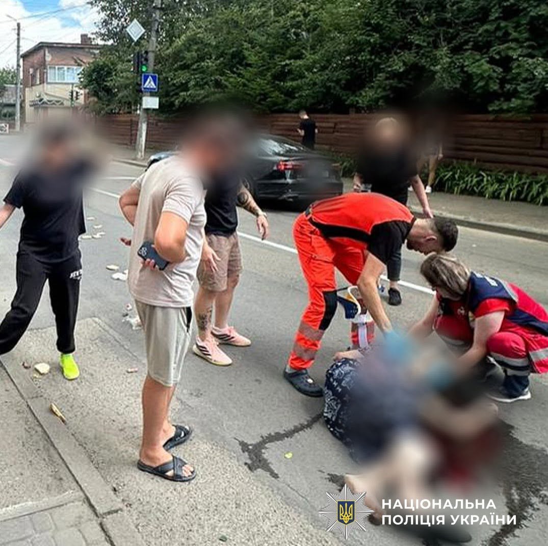 Переходила дорогу поза межами “зебри”: у Коломиї мотоцикліст збив жінку (ФОТО)