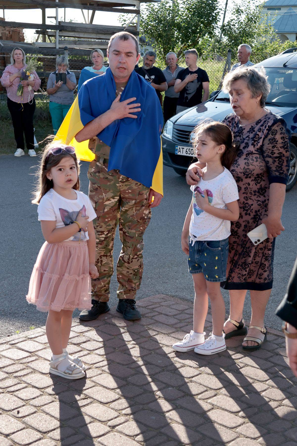 На Прикарпатті зустріли воїна Петра Марцінка після російського полону (ФОТО)