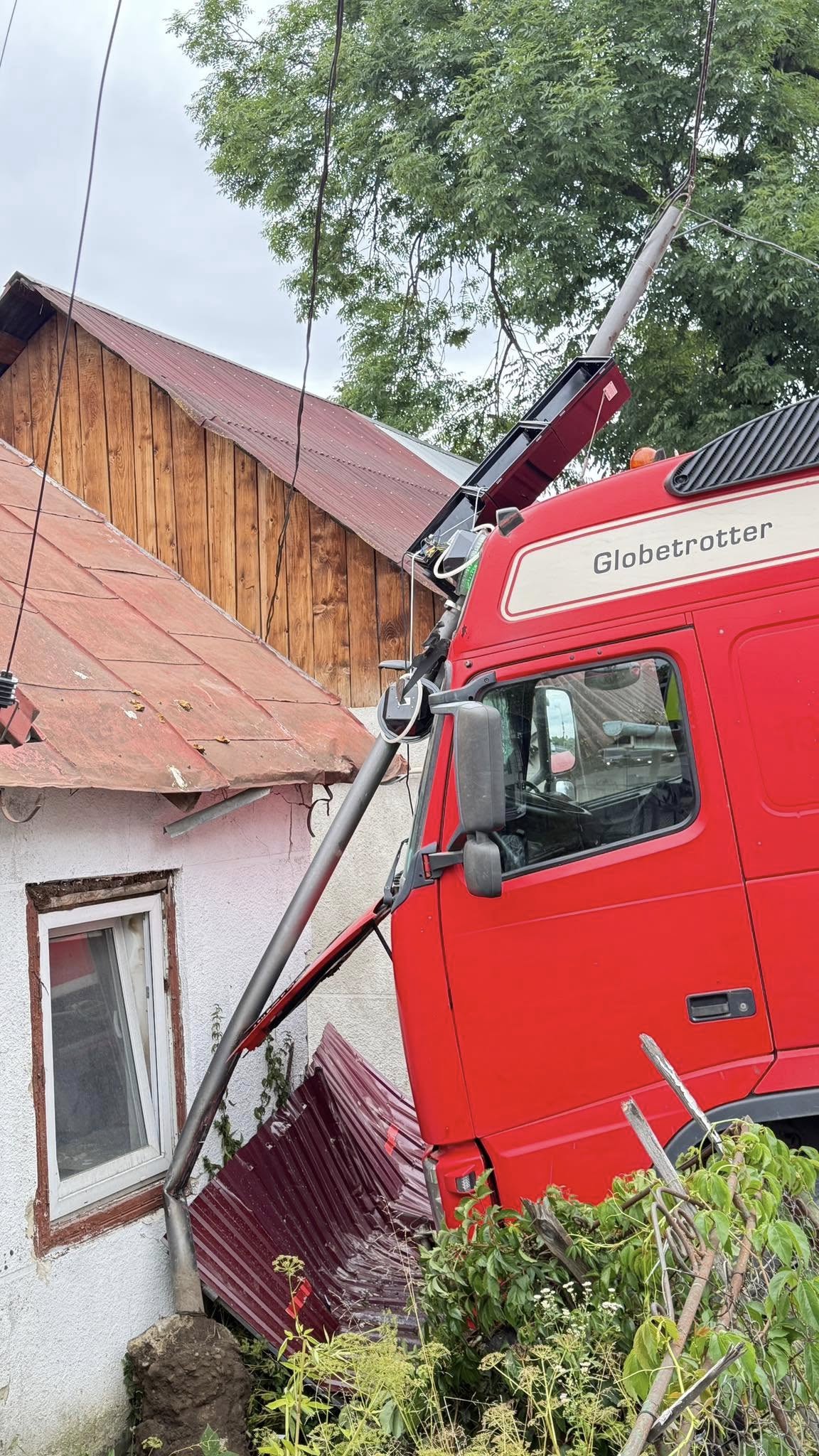 У Надвірній вантажівка знесла огорожу й заїхала у двір (ФОТОФАКТ)