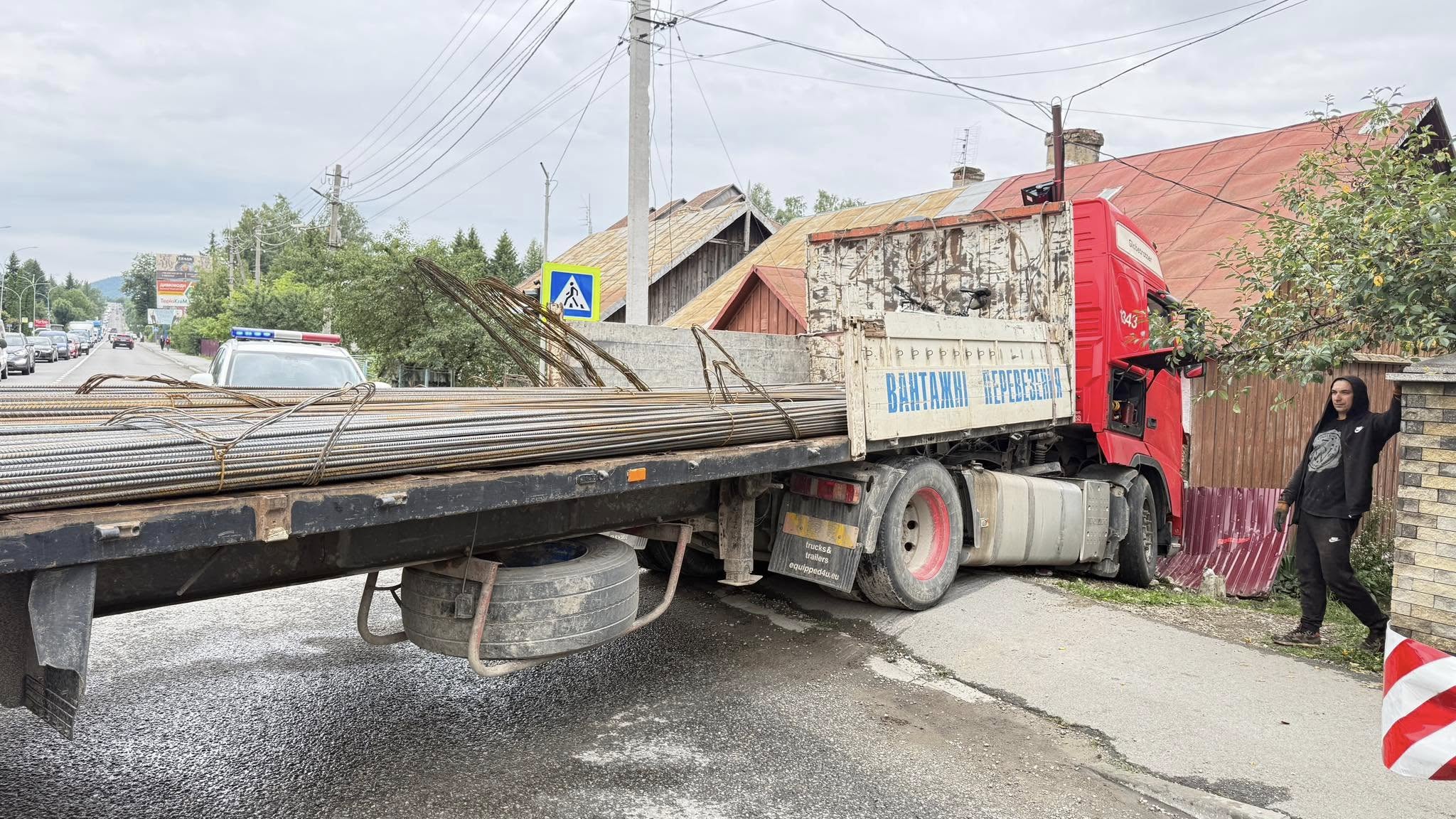 У Надвірній вантажівка знесла огорожу й заїхала у двір (ФОТОФАКТ)