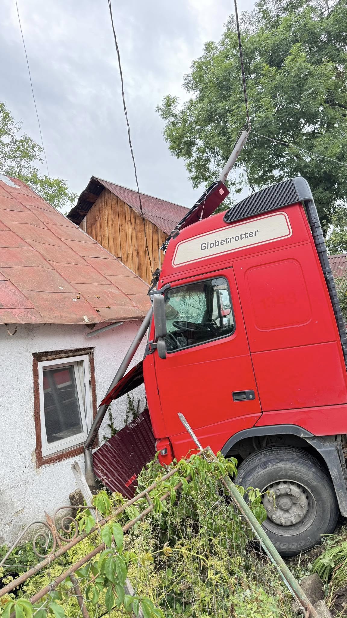У Надвірній вантажівка знесла огорожу й заїхала у двір (ФОТОФАКТ)