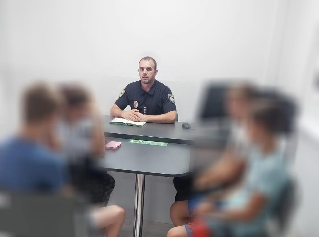 На Прикарпатті підлітки жбурляли каміння в автівки: покарають батьків (ВІДЕО, ФОТО)