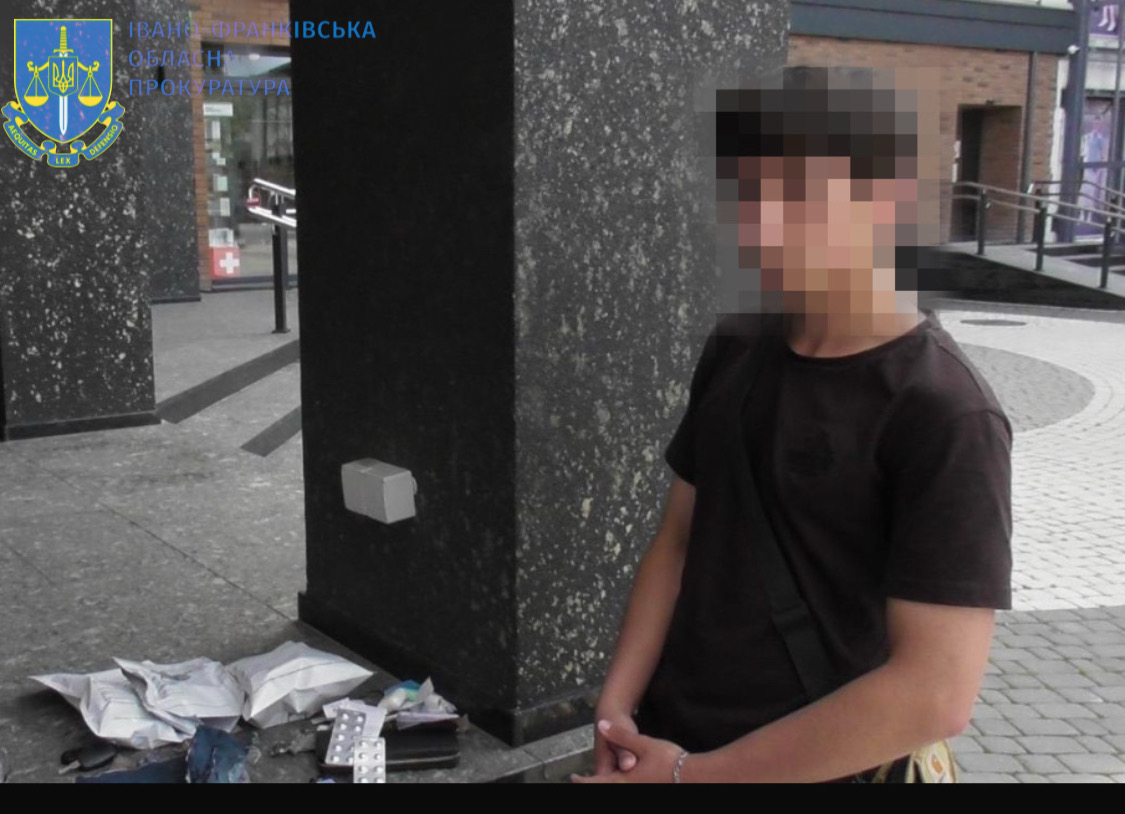 У Коломиї у 18-річного хлопця виявили понад сотню “закладок”