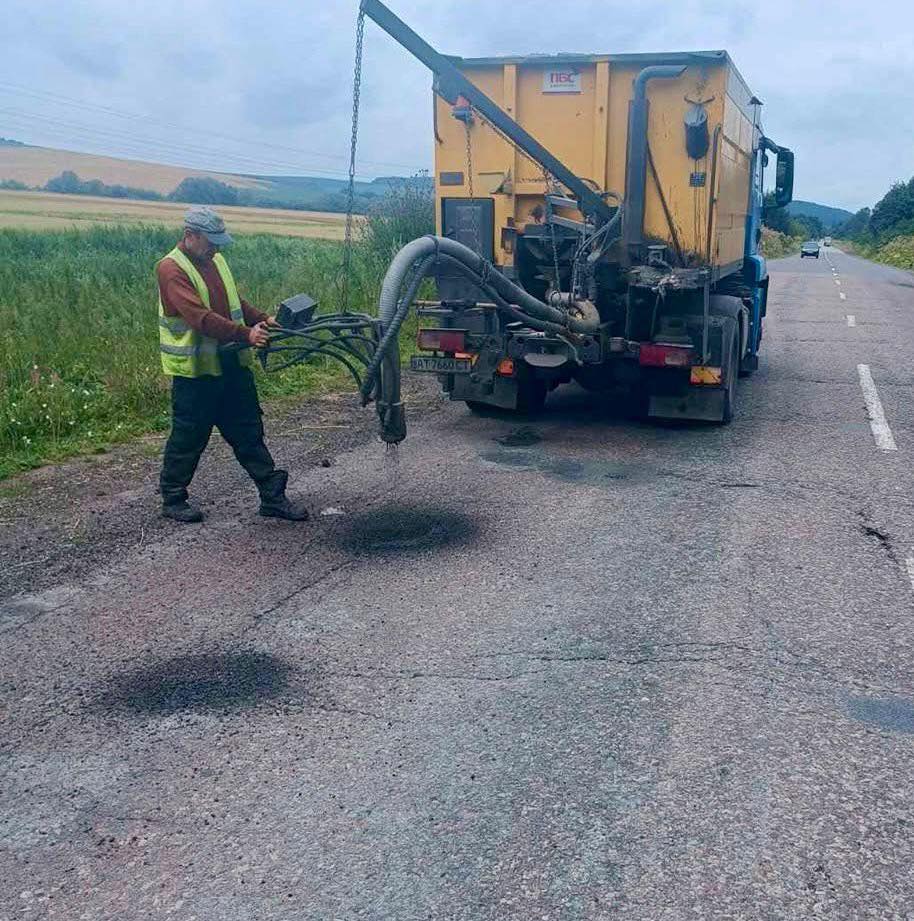 На Прикарпатті масштабні ремонти на державних дорогах: латають ями та відновлюють мости (ФОТО)