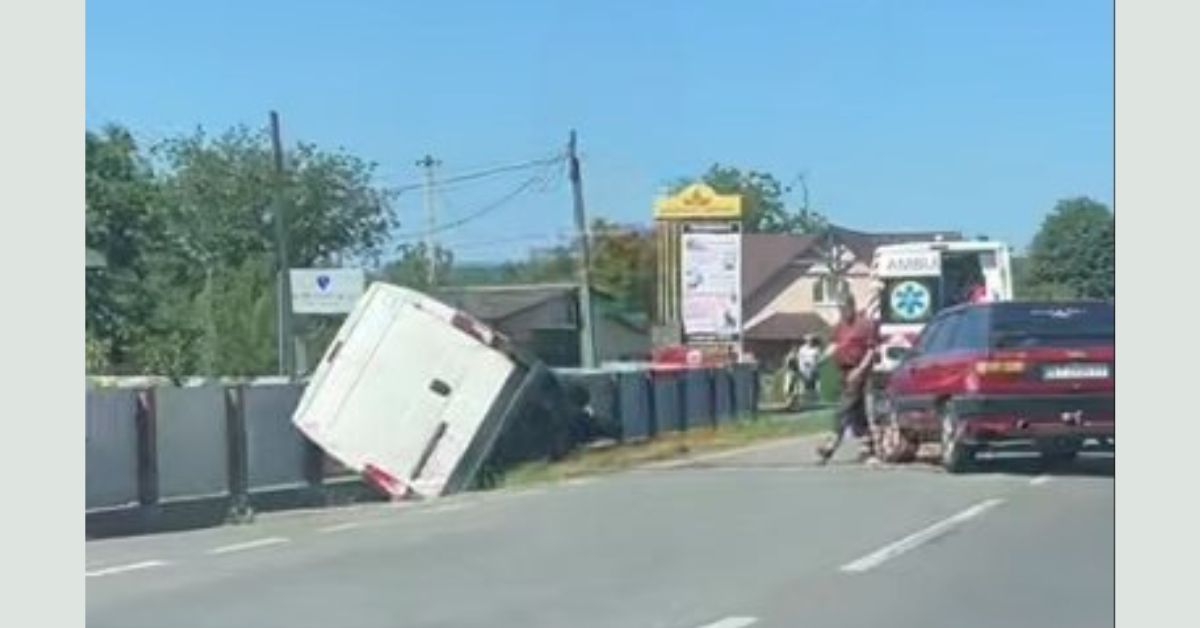 На Калущині бус злетів у кювет — є травмовані (ВІДЕО, ДОПОВНЕНО)