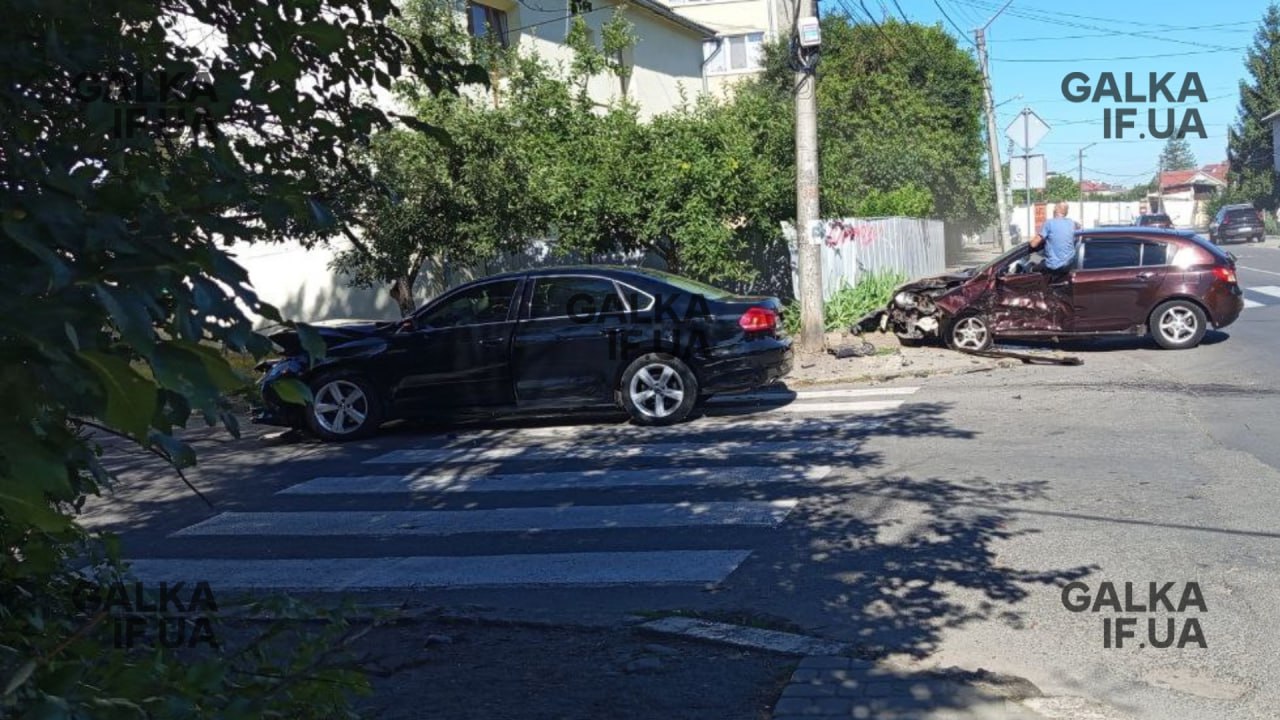 На Хоткевича зіштовхнулися дві автівки, одну відкинуло в стовп (ФОТО, ДОПОВНЕНО)