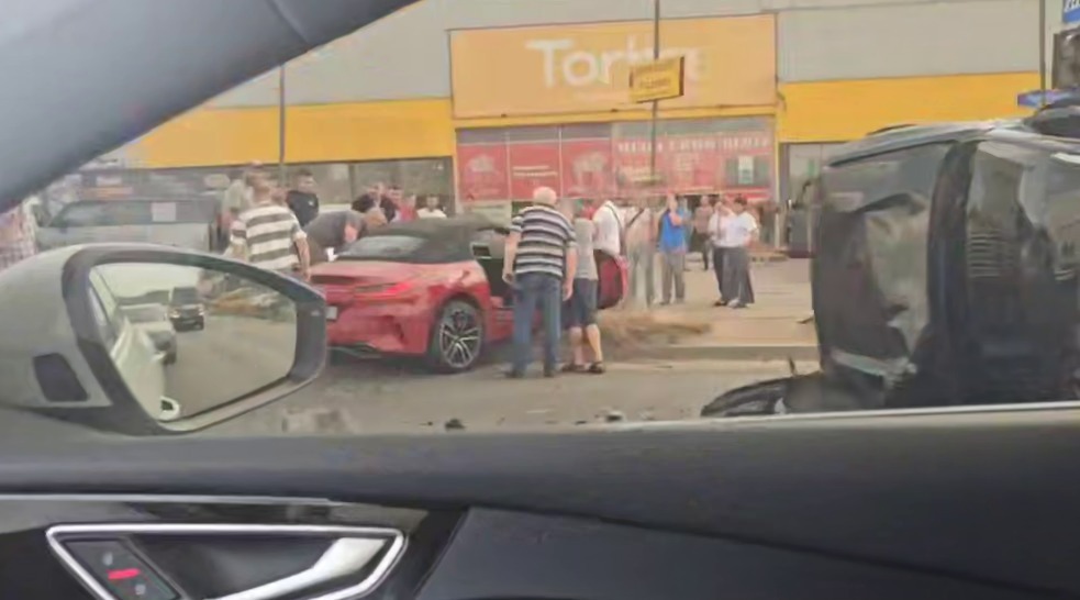 На Надрічній зіткнулись дві BMW, одна перевернулася: є постраждалі (ФОТО, ВІДЕО)