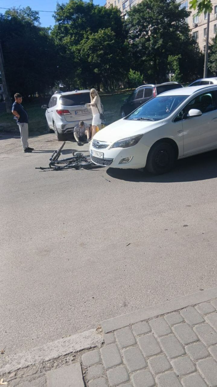У Франківську кур’єр на велосипеді потрапив під колеса авто (ФОТО)