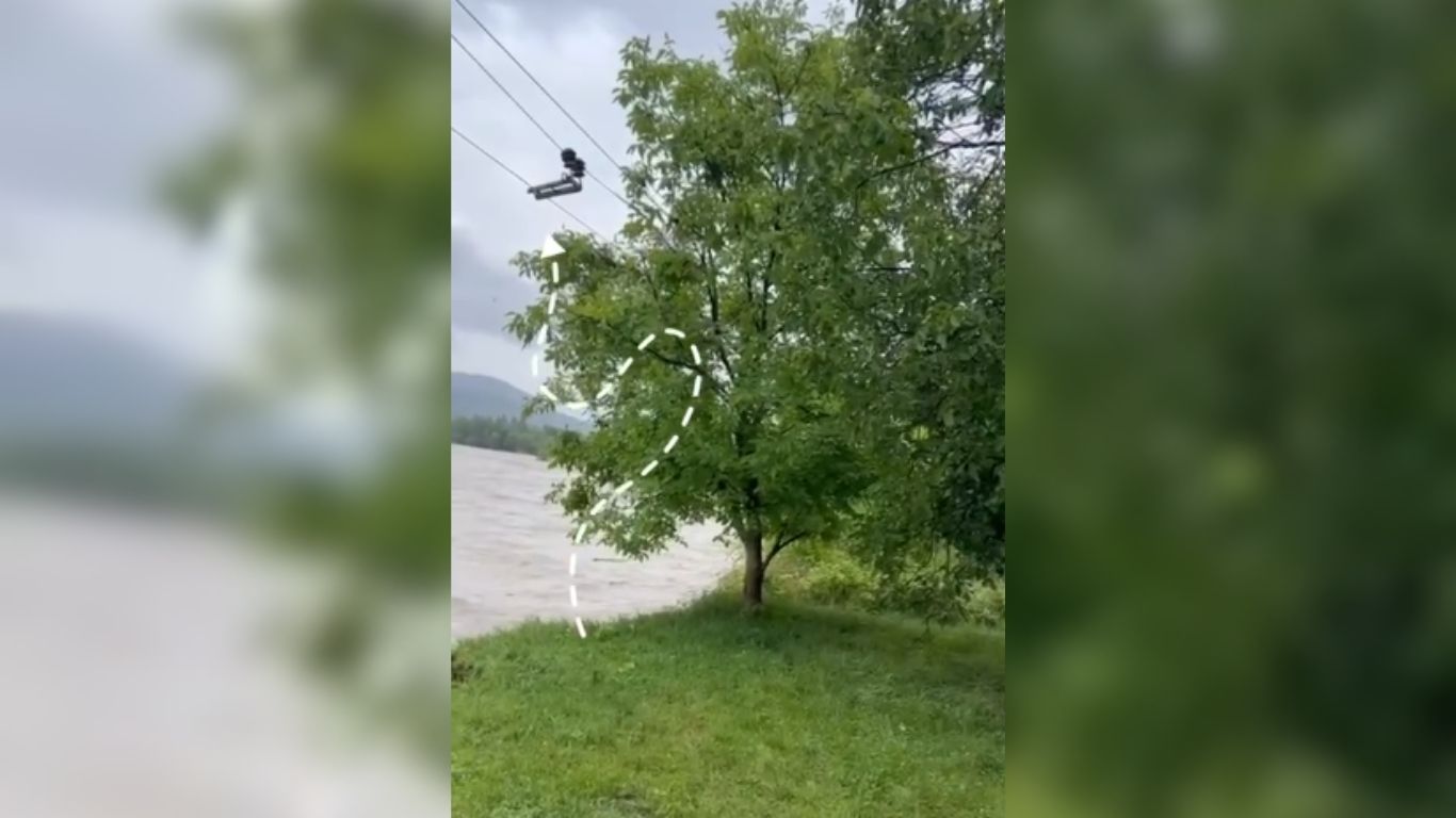 На Косівщині річка Черемош зруйнувала електроопори (ВІДЕО)