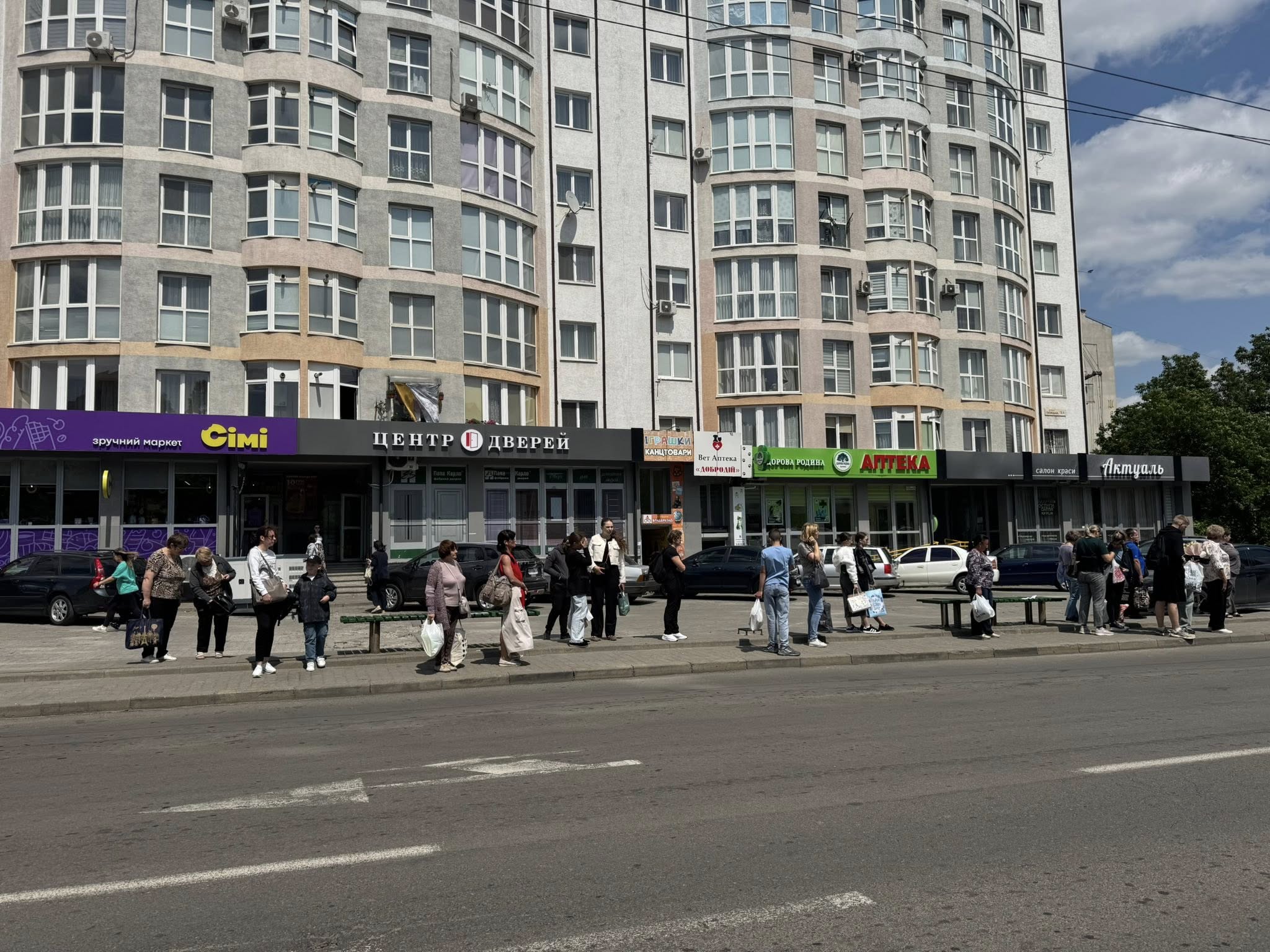 Франківці роками скаржаться на відсутність зупинки на Галицькій: у мерії кажуть, що немає грошей (ФОТОФАКТ)