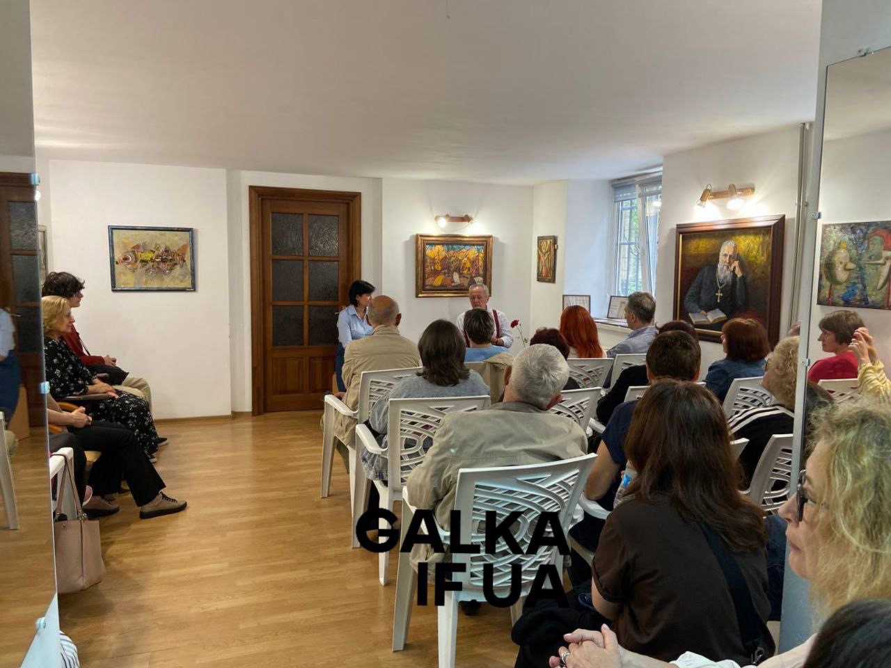 У Франківську презентували збірку хайку “Молоде гінко” Левка Довгана на папері з опалого листя (ФОТО)