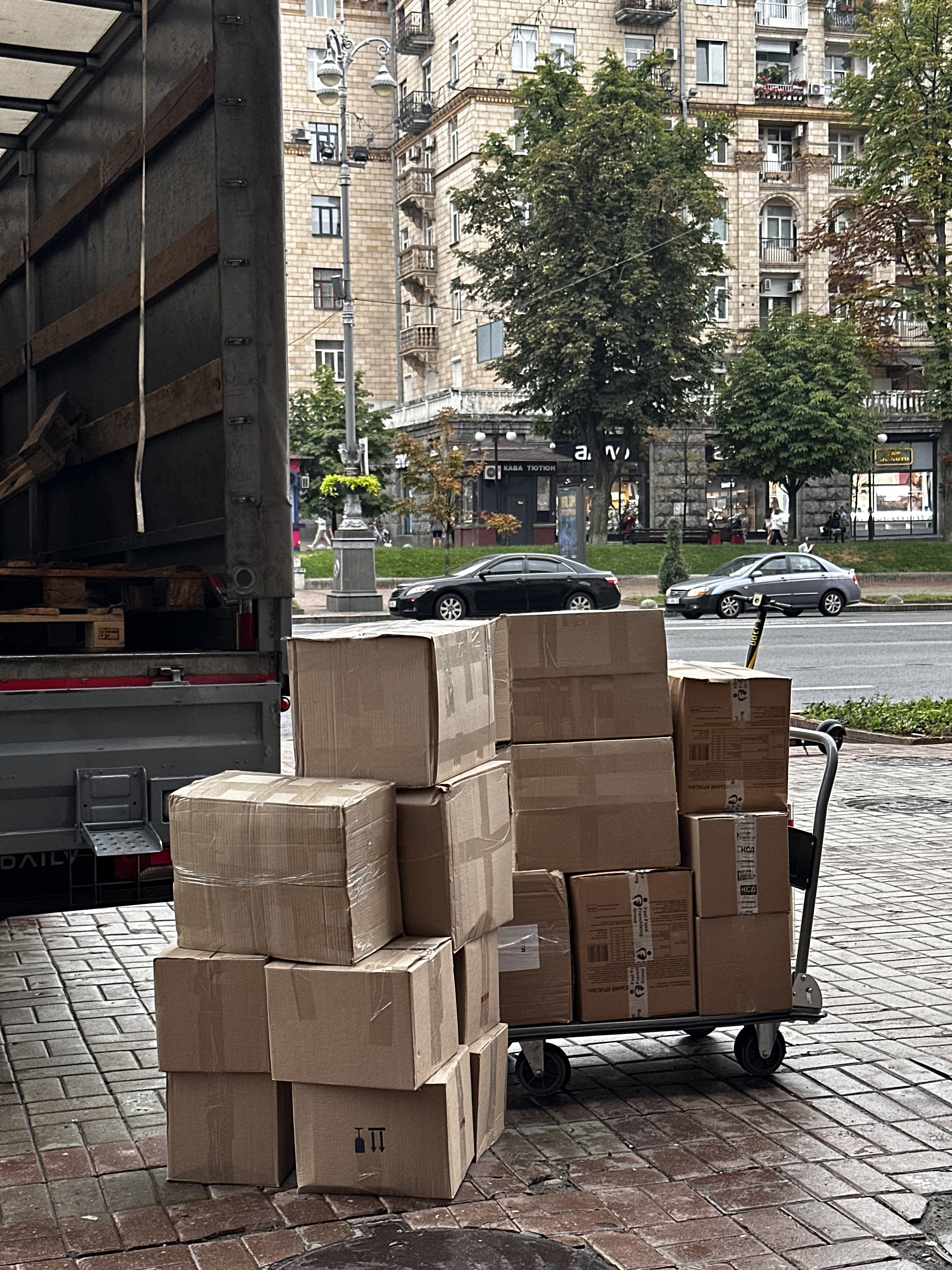 У Франківську книгарня “Сенс” збирає російськомовні книги на макулатуру, щоб підтримати ЗСУ (ФОТО)
