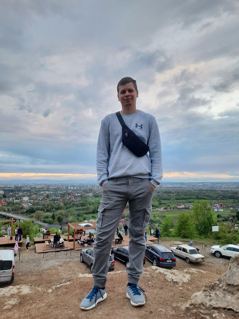 «Я відчуваю – він повернеться, і кохання переможе війну»: історія пошуків Петра Білоуса, який понад два роки є зниклим безвісти (ФОТО)