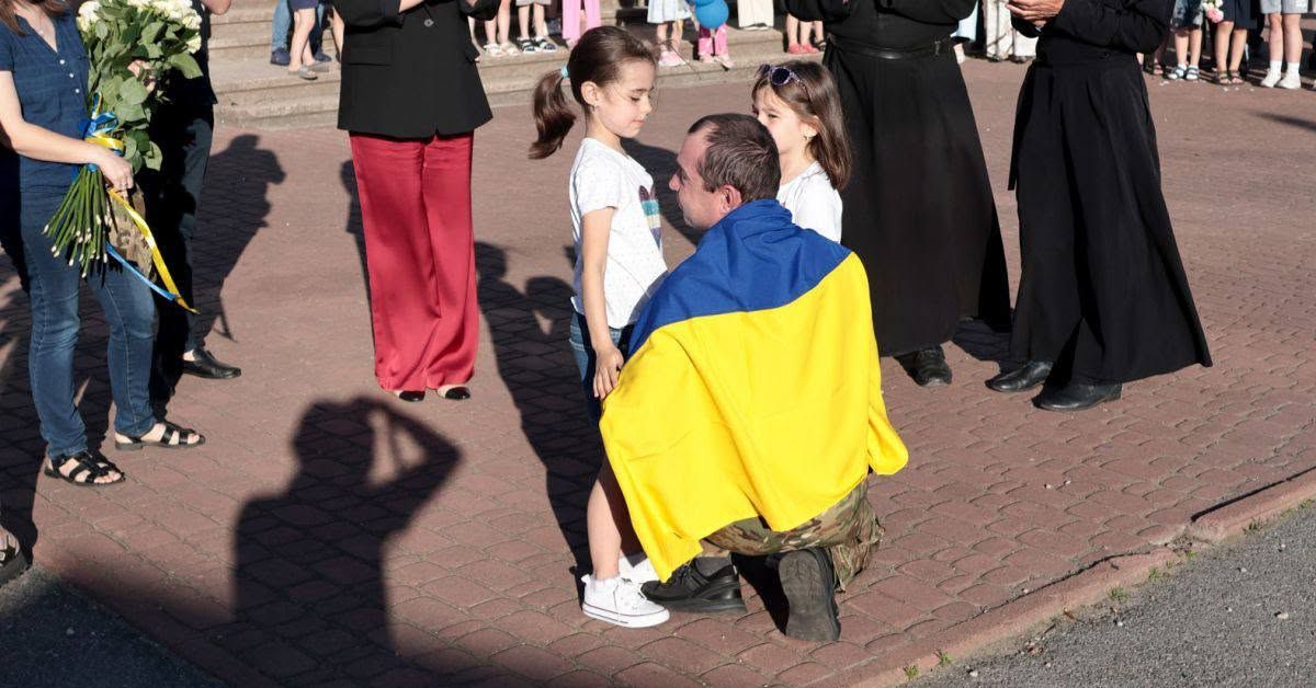 На Прикарпатті зустріли воїна Петра Марцінка після російського полону (ФОТО)