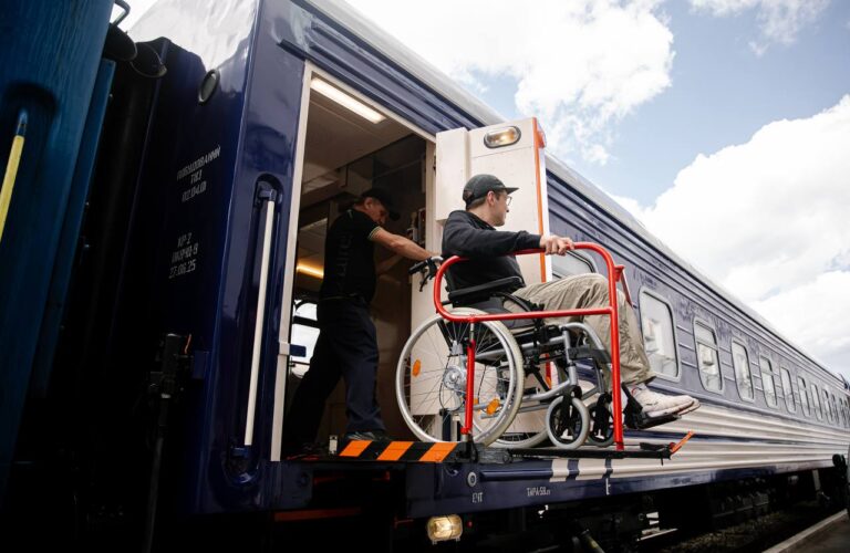 Укрзалізниця створила перший безбар’єрний вагон для пасажирів на кріслі колісному (ФОТО)