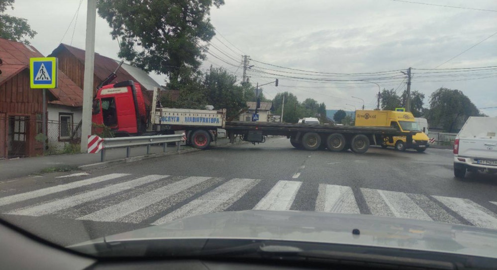 У Надвірній вантажівка знесла огорожу й заїхала у двір (ФОТОФАКТ)