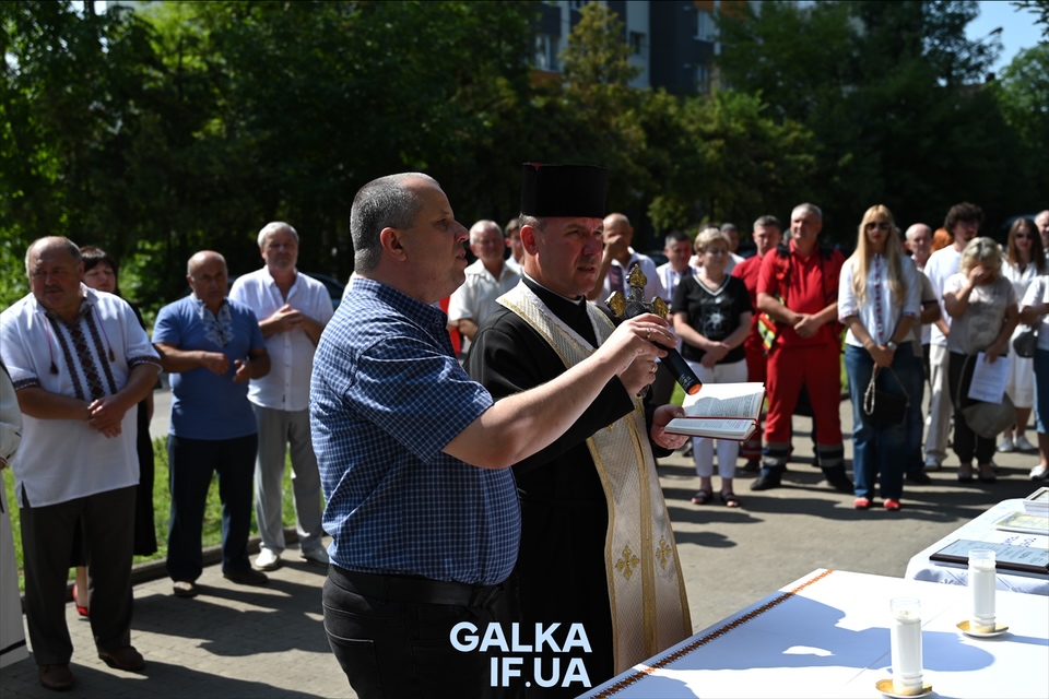 У Франківську встановили капличку для "швидкої" та відзначили медиків з нагоди професійного свята (ФОТО)