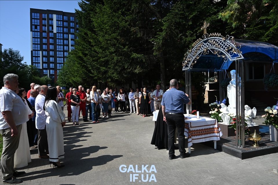 У Франківську встановили капличку для "швидкої" та відзначили медиків з нагоди професійного свята (ФОТО)