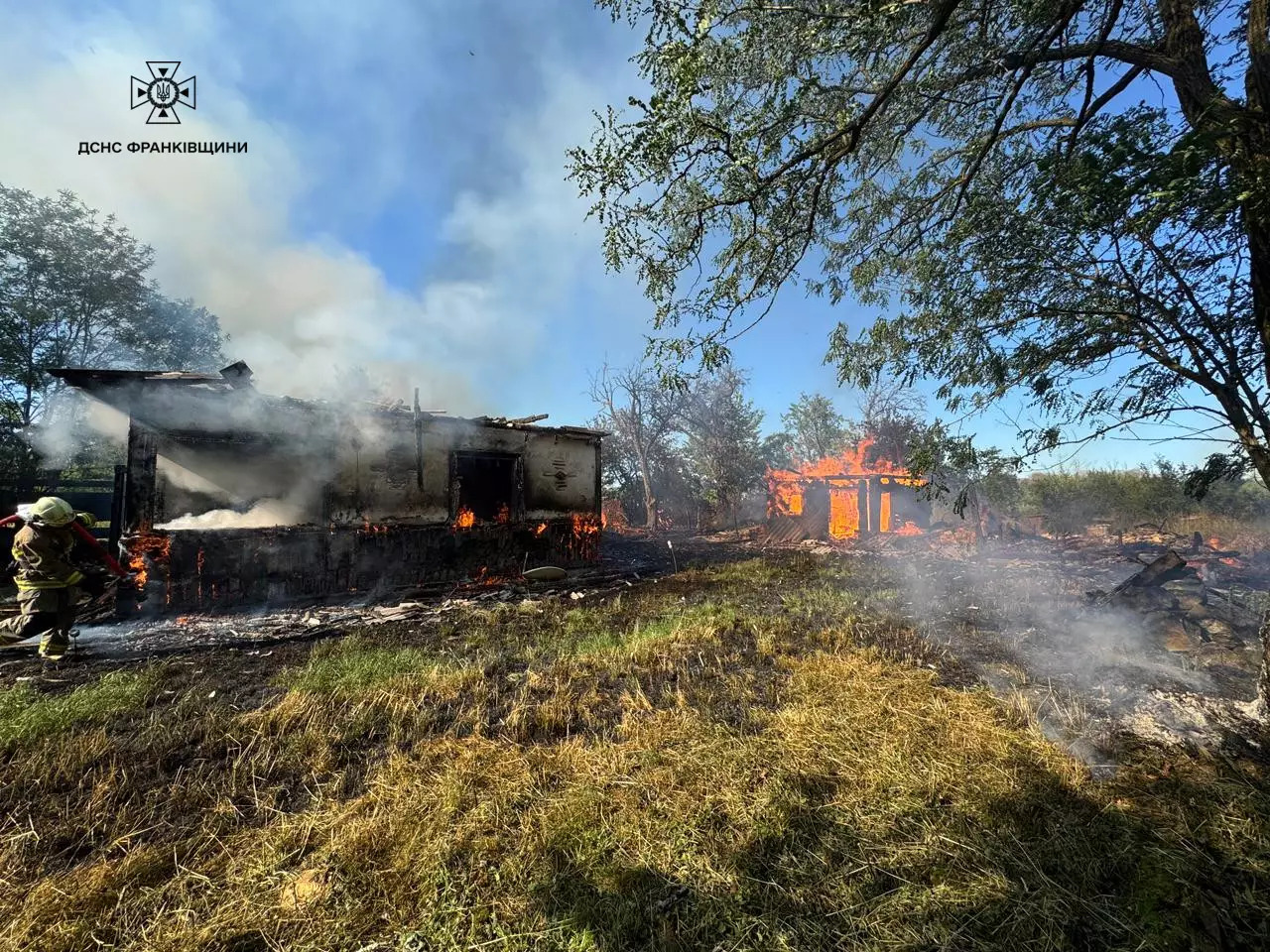 Через палія трави згоріли будинок і господарська споруда на Надвірнянщині (ФОТО)