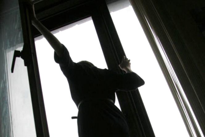 В Івано-Франківську людина випала з вікна на Вовчинецькій