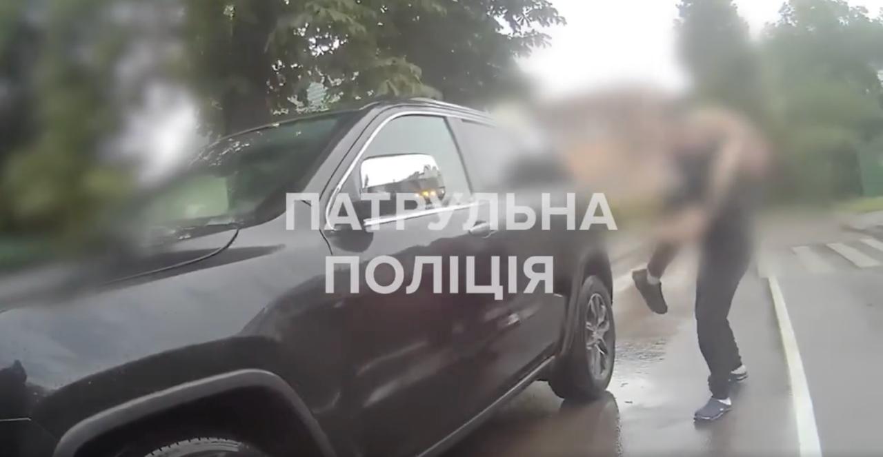 Франківські патрульні супроводили автівку з дівчиною, яка знепритомніла (ВІДЕО)